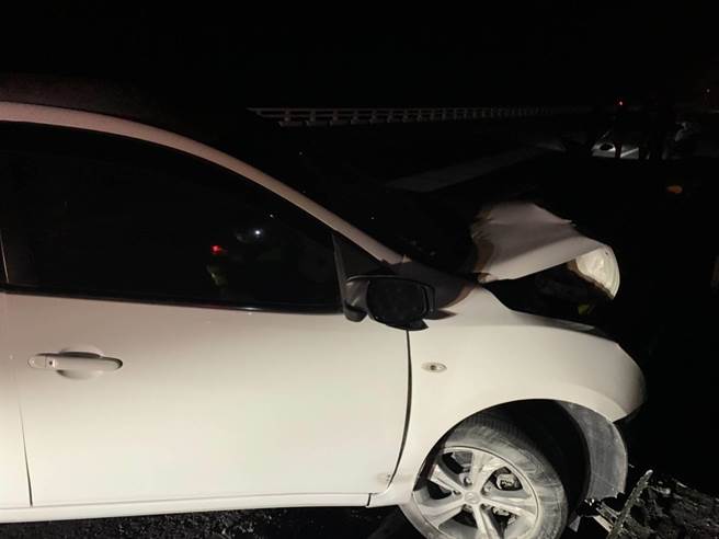 　台东县大武乡台9线南兴路段28日凌晨12点30分发生车辆自撞护栏意外，造成39岁吴姓女驾驶送医不治。（大武警察分局提供／蔡旻妤台东传真）