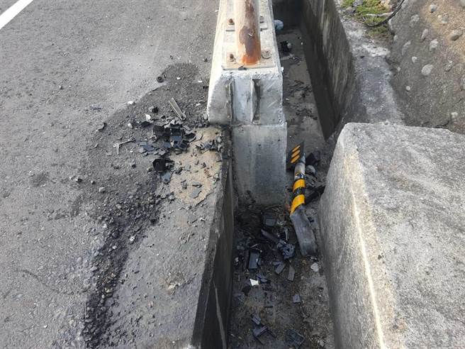 　台东县大武乡台9线南兴路段28日凌晨12点30分发生车辆自撞护栏意外，造成39岁吴姓女驾驶送医不治。（大武警察分局提供／蔡旻妤台东传真）