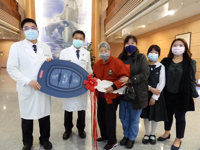 高齡87歲的簡江秀吟利用自己積存已久的老人年金，採購一輛居家訪視車，28日贈予花蓮慈濟醫院，讓醫療照護觸及偏鄉每個角落。（羅亦晽攝）
