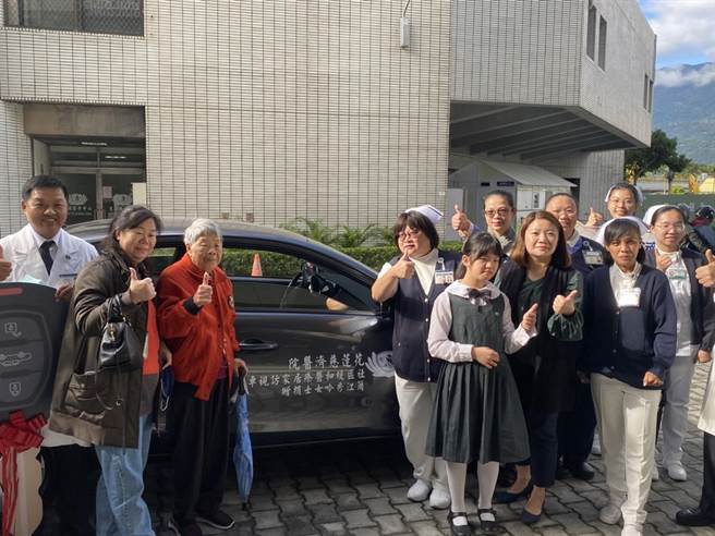 高齡87歲的簡江秀吟利用自己積存已久的老人年金，採購一輛居家訪視車，28日贈予花蓮慈濟醫院，讓醫療照護觸及偏鄉每個角落。（羅亦晽攝）
