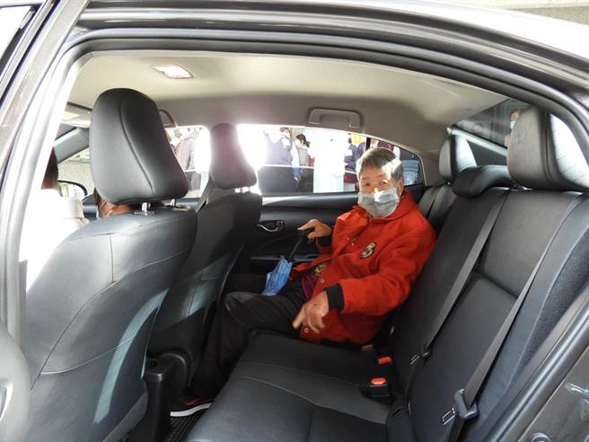 高齡87歲的簡江秀吟28日捐贈花蓮慈濟醫院一輛居家訪視車，在院方協助下，開心試乘。（羅亦晽攝）