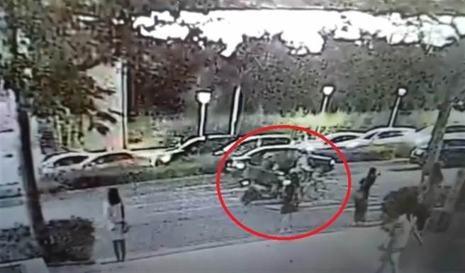 賴姓外送員騎機車撞擊一旁騎單車的作家陳柔縉致死，士林地檢署偵結依過失致死罪起訴賴男。（圖／本報資料照）