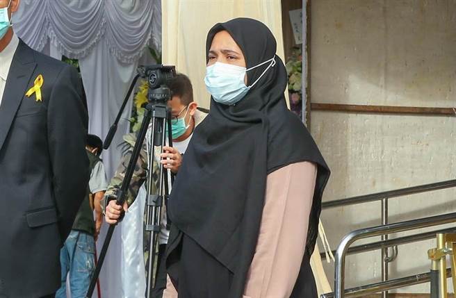 和陳松勇情同父女的印尼看護Yule淚別「爸爸」。（粘耿豪攝）