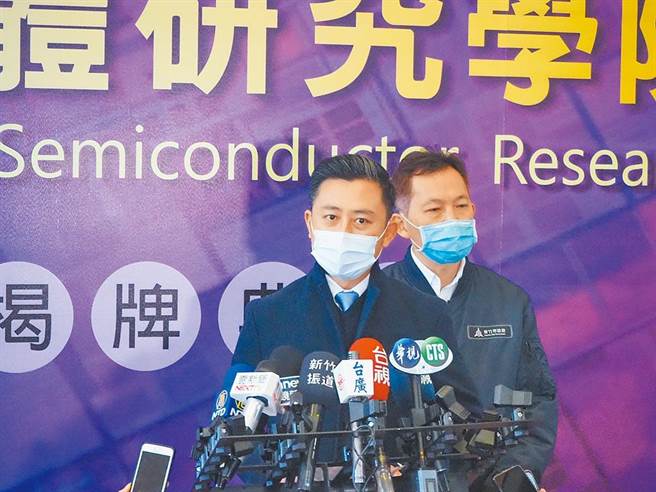 新竹市長林智堅宣布不參選升格後的大新竹市長。（陳育賢攝）
