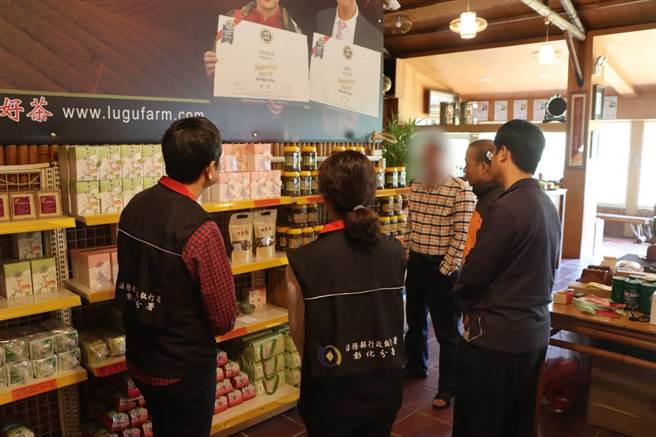 57岁鹿谷张姓茶农曾荣获神农奖，这两年却因疫情加上台湾大旱，导致营运出状况，欠下22万余元的营业税，经协商后决定拍卖茶叶和茶梅等商品抵缴税款。（彰化分署提供／谢琼云彰化传真）