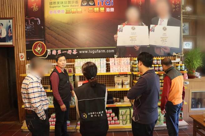 57岁鹿谷张姓茶农曾荣获神农奖，这两年却因疫情加上台湾大旱，导致营运出状况，欠下22万余元的营业税，经协商后决定拍卖茶叶和茶梅等商品抵缴税款。（彰化分署提供／谢琼云彰化传真）