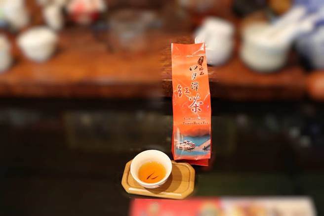 张姓茶农家中世代种茶、制茶，技术享负盛名，得奖不断。这次为了抵缴欠税，所有拍卖的好茶都是以破盘价贩售，预料又将造成轰动抢购。（彰化分署提供／谢琼云彰化传真）