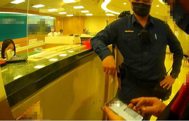 經員警及行員合力勸阻，張男總算保住新台幣10萬元血汗錢。（太平警分局提供／馮惠宜台中傳真）