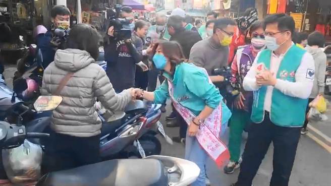 民進黨立委選人林靜儀掃街沙鹿市場，前交通部長林佳龍陪同拜票。（王文吉攝）