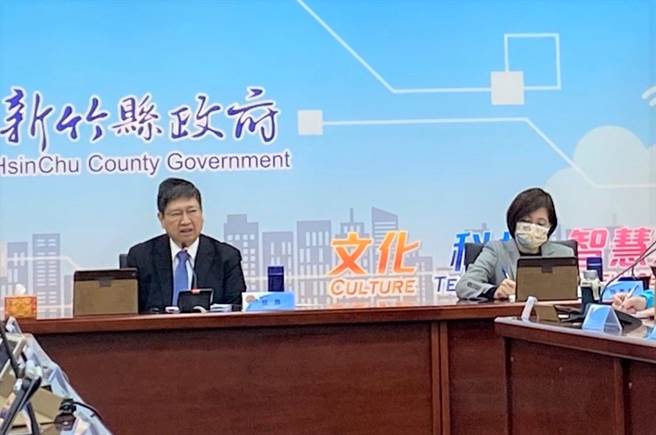 新竹縣長楊文科（左）28日重申，合併升格為國家大事，應尊重法制與程序，由下而上尋求共識。（莊旻靜攝）