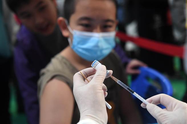 最新一期英国《自然》杂志报导，美国哥伦比亚研究人员与香港大学科学家合作的一项新研究增添更多证据表示，Omicron可以逃避疫苗和自然感染赋予的免疫保护，需要新的疫苗和治疗方法来预测病毒可能如何快速演变。（新华社）