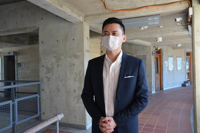 行政院政务顾问郑朝方28日被问及新竹市长林智坚未来不选大新竹合併后的市长，他表示「尊重」。（庄旻静摄）