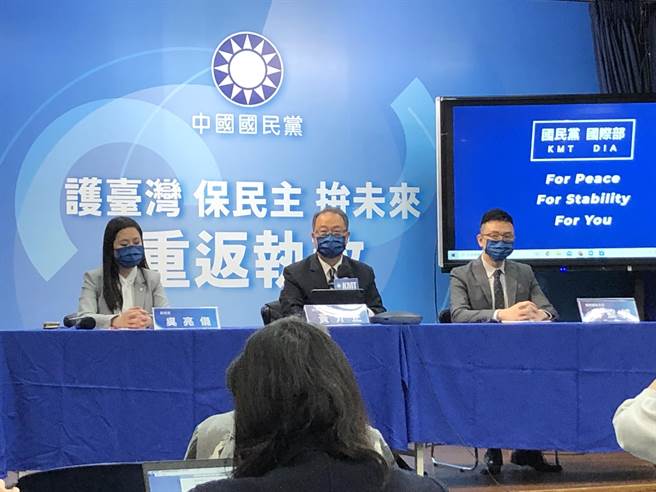 國民黨國際部今天舉行年終記者會，說明國民黨主席朱立倫上任以來，對外關係工作成果，包括與各駐台使節交流、籌備成立駐美代表處等。（趙婉淳攝）