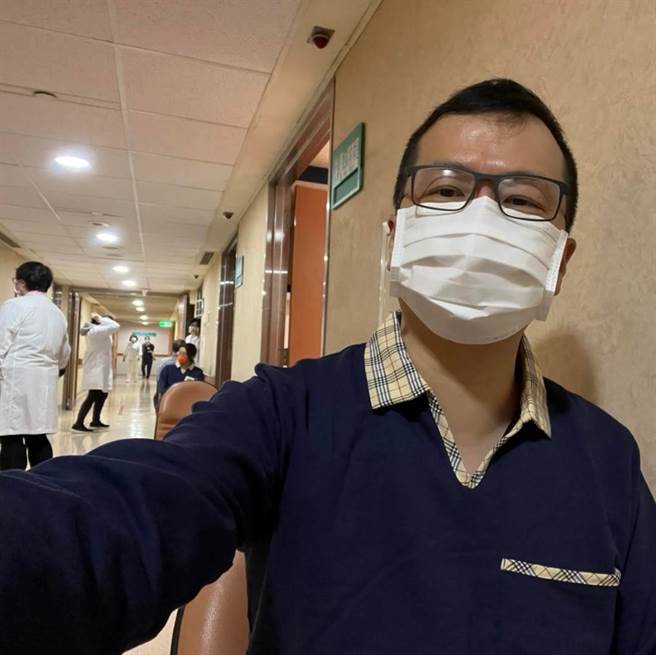 台北市议员罗智强赶在400公里徒步谢票前，先到医院接受全身健康检查。（图／翻摄自罗智强脸书）