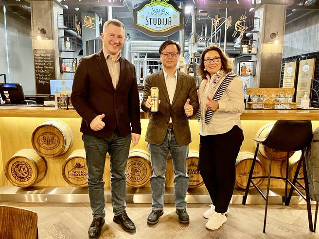 大陸電子平台人士表示，立陶宛酒類在大陸賣得不好，加上兩關關係惡化才會自行下架。圖為我國駐立陶宛代表黃鈞耀（中）22日參訪立國歷史最悠久大型啤酒廠Volfas Engelman，與執行長霍巴巧斯卡斯（左）一同品嘗多款經典及特製啤酒。(圖/中央社)