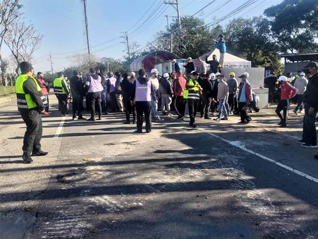 反坤舆自救会28日上午到坤舆公司门口前抗议。（反坤舆自救会提供／李京升苗栗传真）