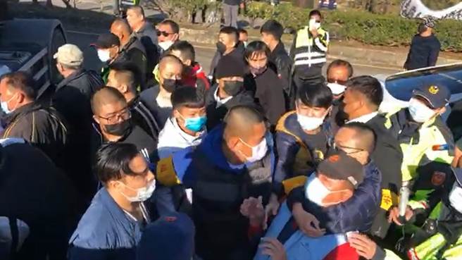 双方暴发推挤衝突。（李京升摄）