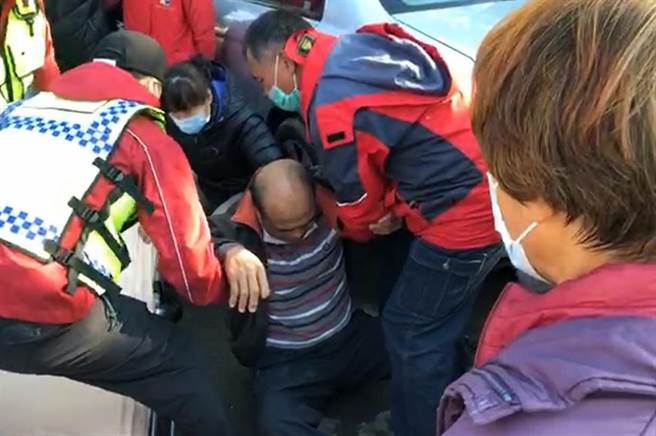 有民眾被推倒受伤。（李京升摄）