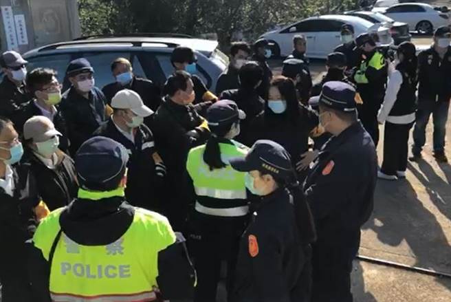 坤舆公司筑起人墙来阻挡民眾抗争。（李京升摄）