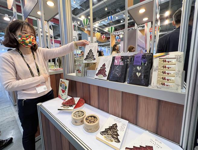 崔洪建指出，歐盟將這件事界定為經貿議題，並尋求在世界貿易組織框架解決來看，歐盟應該是不想讓矛盾加深；但這種做法確規避了「立陶宛挑戰一中原則」。圖為立陶宛有百年歷史的露特巧克力，於台北美食展亮相。(圖/中央社) 