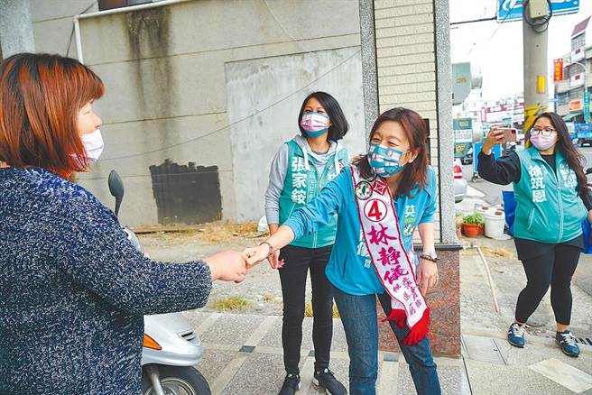 台中市第2选区立委补选。图为民进党候选人林静仪20日前往乌日溪南路沿街拜票。（中时资料照，黄国峰摄）