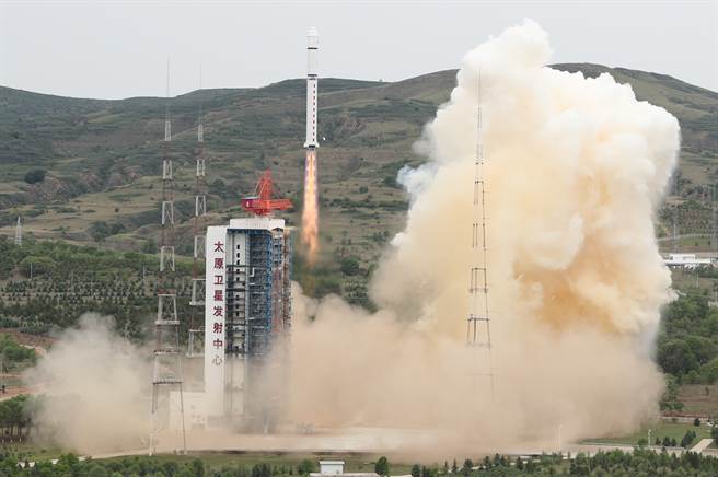 长征2号丁运载火箭2021年6月11日在太原卫星发射中心发射升空，成功将北京-3号卫星送入预定轨道。（新华社）