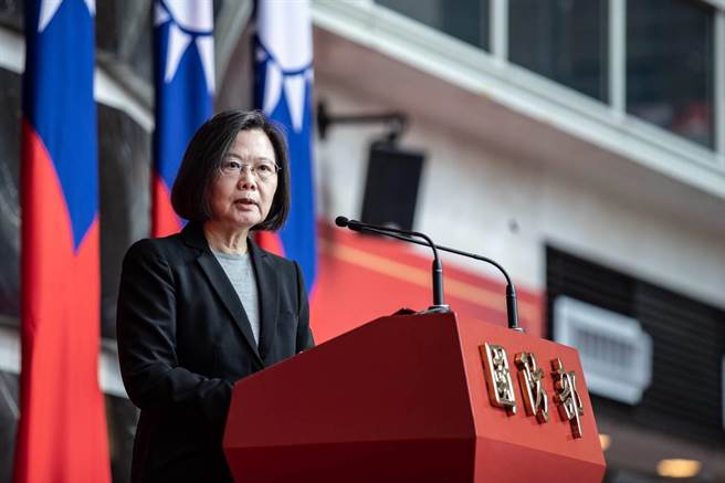 蔡英文总统上任后避谈统独之争，取而代之的「中华民国台湾」、「抗中保台」，效果却意外得好，打得国民党进退失据，但联美抗中牌不是万灵丹，民进党坐享国民党的ECFA经济红利，当和平钟声响起，小英听见了吗？（总统府提供）