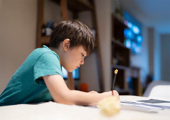 如何让孩子天赋发光，则是我个人觉得最困难的部分，除了找到先天优势和热情之处之外，还要透过教育和训练将天赋与热情结合。(示意图/shutterstock)