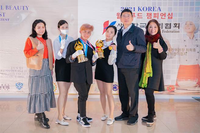 明新科大时尚系徐佩珊（中右）与陈鸿炜（中左），在韩国IFBC国际美容艺术大赛分别获得「梦幻艺术美甲」与「标准冷烫」金牌。（明新科大提供／罗浚滨新竹传真）