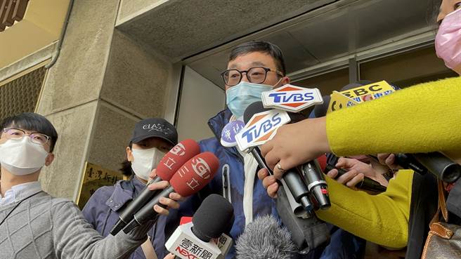 相聲瓦舍創辦人宋少卿今凌晨再度酒駕追撞計程車，檢方訊後諭令3萬元交保，他下午約2時步出偵查大樓，3度低頭道歉稱「非常抱歉、非常對不起」，也承認自己是因僥倖心態才犯錯。（蔡雯如攝）