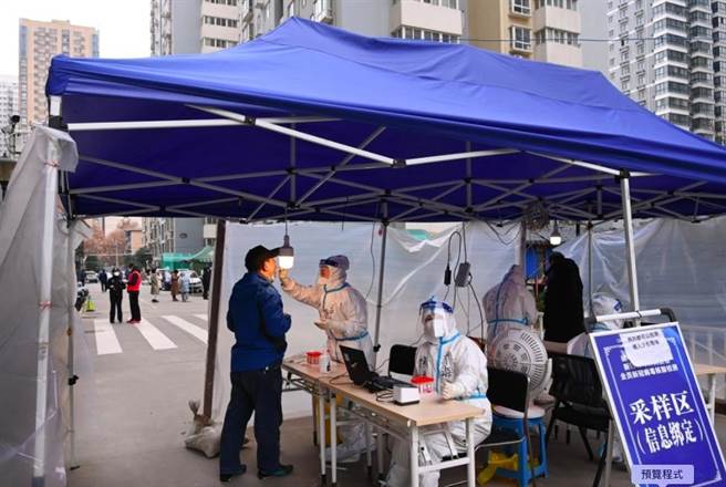 12月27日，在西安市碑林區張家村街道太白社區，居民在接受核酸檢測。（新華社）