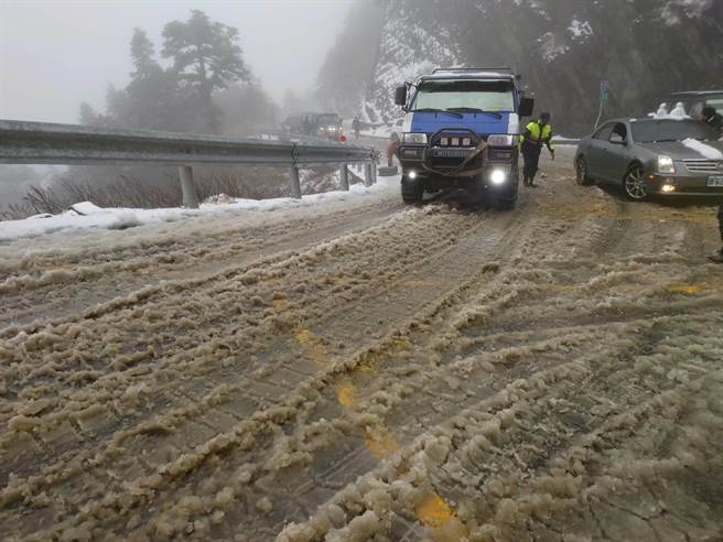合歡山降雪，吸引許多遊客登山追雪，新城警方加派警力疏導交通。（警方提供／王志偉花蓮傳真）