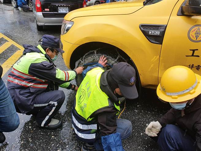 高山下雪路面濕滑，警方提醒，車輛需加掛雪鏈。（警方提供／王志偉花蓮傳真）