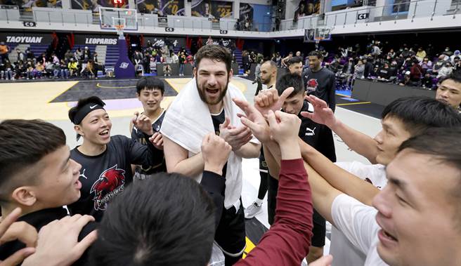 新台湾人阿提诺首秀制霸禁区，帮助臺南台钢猎鹰夺下本季首胜。(  台湾运彩xT1联盟提供)