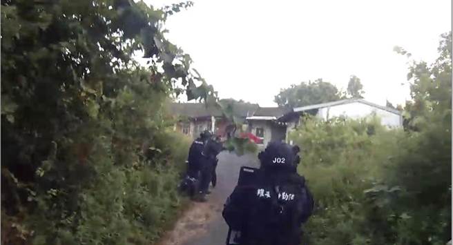 製毒三嫌疑利用位於彰化縣芳苑鄉某國小旁之偏僻三合院為掩護進行製毒。（民眾提供／盧金足台中傳真）