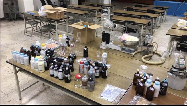 警方於製毒三合院內查獲第二級毒品卡西酮先驅原料器具、液態卡西酮、卡西酮成品、製毒原料苯丙酮及製毒筆記本等證物。（民眾提供／盧金足台中傳真）