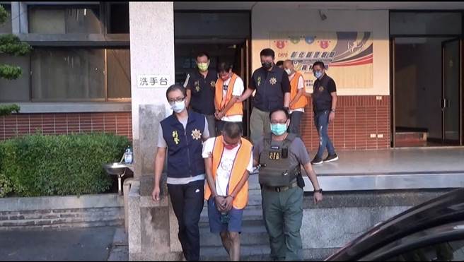 警方兵分6路進行攻堅搜索，查獲張嫌等3人到案。（民眾提供／盧金足台中傳真）