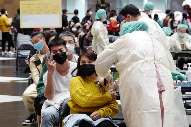 截至昨（27）日国内接种人次已突破10万人，其中大多数接种的是莫德纳。（陈信翰摄）