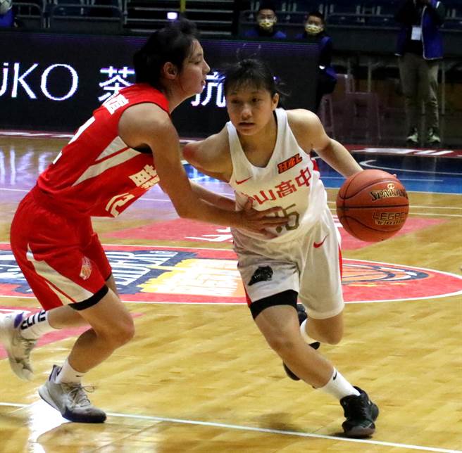 南山高中陳孜綺（右）。（陳筱琳攝）