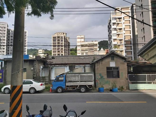 新北市三峡区大同路208号有一处国产署的老旧建物，数十年来没有人使用，成为社区治安死角，常有游民聚集，周边居民盼政府拆除后能作为绿地使用。（市议员廖宜琨提供）