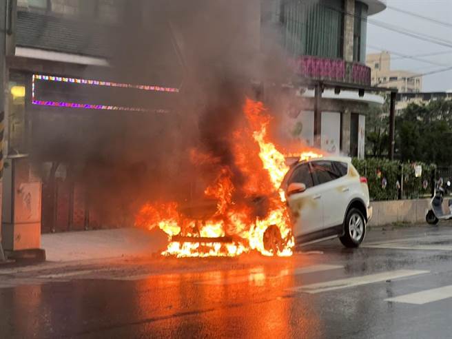 桃園市八德區27日凌晨有名男子駕車行經長興路，不料引擎突然冒煙，車頭起火燃燒。（八德警分局提供／陳夢茹桃園傳真）