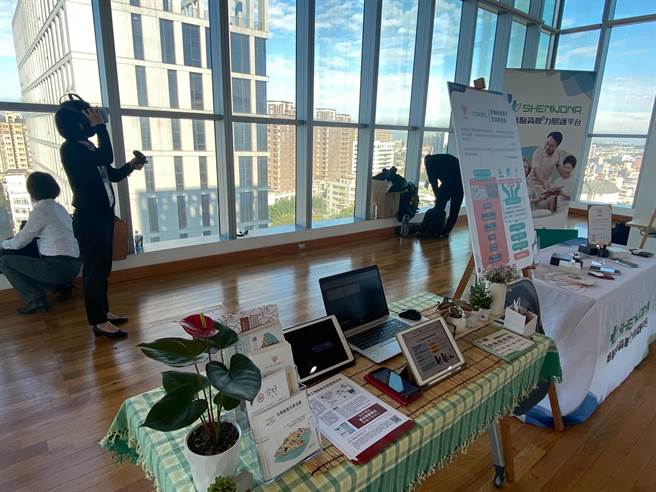 為因應高齡化社會衍生的銀髮長照問題，工研院特別與日本及照護服務業者合作，打造在地化AI復能服務系統與個人化照護。（陳育賢攝）