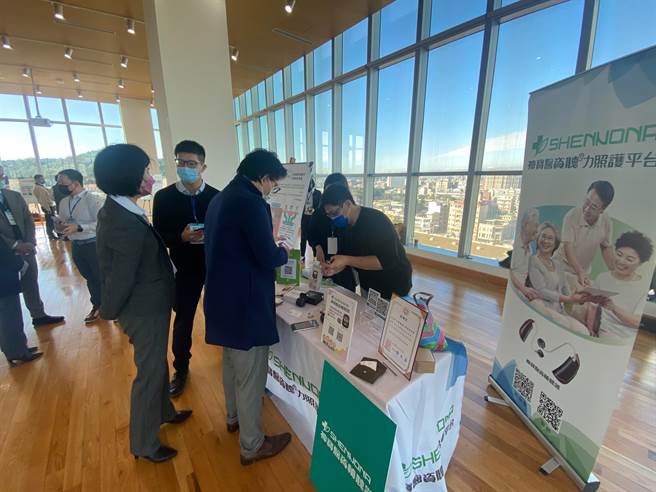 為因應高齡化社會衍生的銀髮長照問題，工研院特別與日本及照護服務業者合作，打造在地化AI復能服務系統與個人化照護。（陳育賢攝）