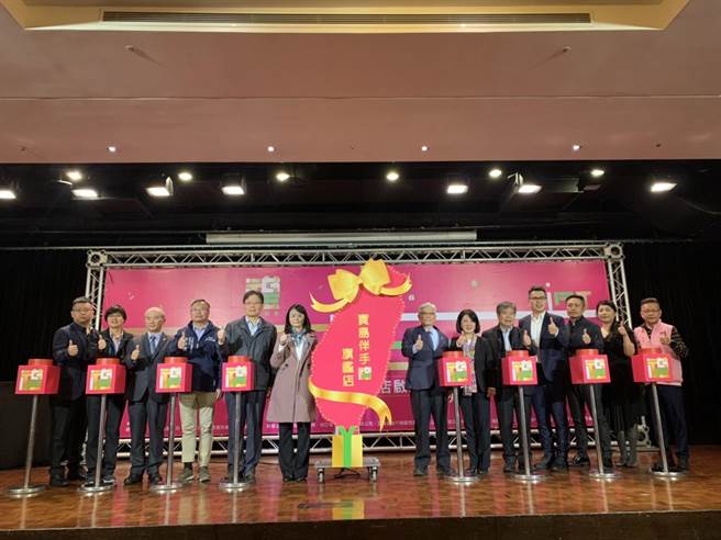 中华民国糕饼公会全国联合会携手商业发展研究院成立「宝岛伴手礼旗舰店」，透过网路平台将台湾糕饼行销到世界。（冯惠宜摄）