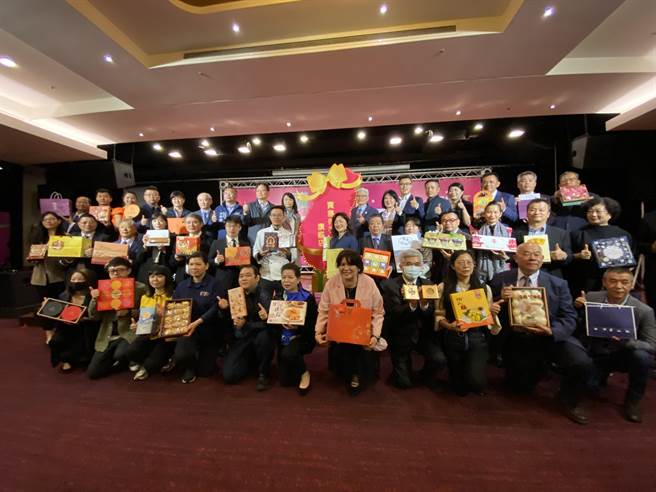 上百家来自台湾各地的糕饼业者28日齐集全国饭店，共同参与「宝岛伴手礼旗舰店」启动仪式。（冯惠宜摄）