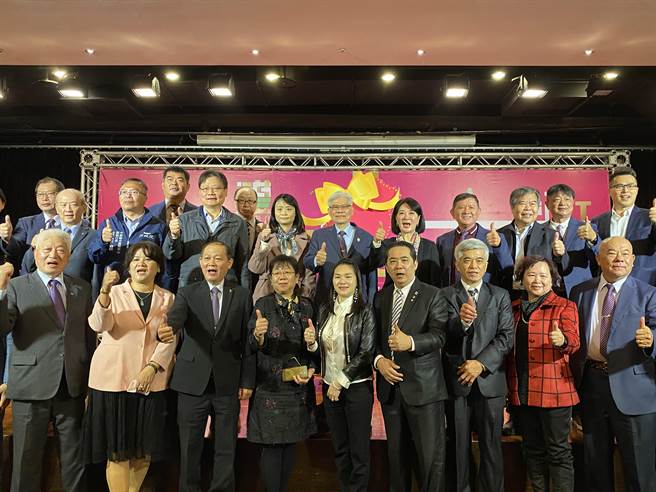 上百家来自台湾各地的糕饼业者28日齐集全国饭店，共同参与「宝岛伴手礼旗舰店」启动仪式。（冯惠宜摄）