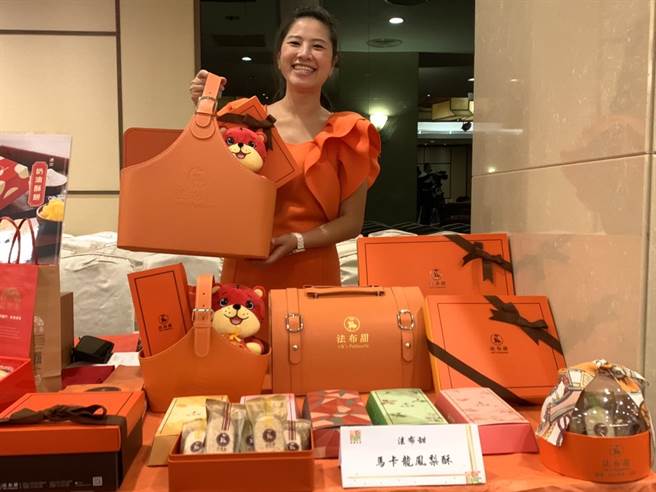 「宝岛伴手礼旗舰店」28日成立，以法式凤梨酥着称的「法布甜」也带来自家产品，成为伴手礼国家队的一员。（冯惠宜摄）