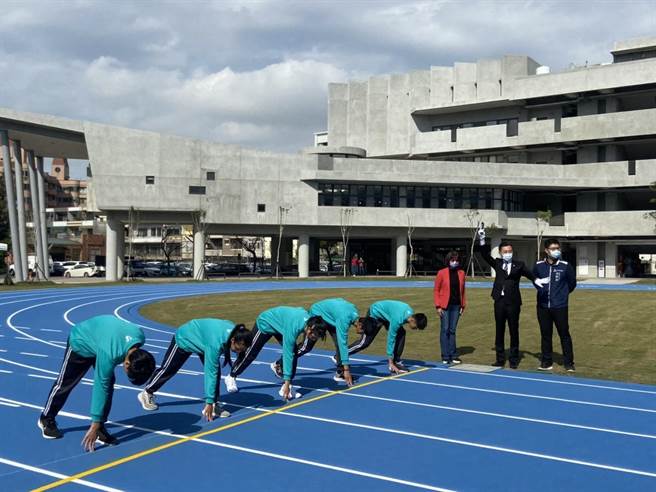 新竹市育贤国中近年大改造，其中操场移建至校园中央，并换装海蓝色跑道，与蓝天白云的天空相呼应，成为育贤国中66岁最好的礼物。（陈育贤摄）