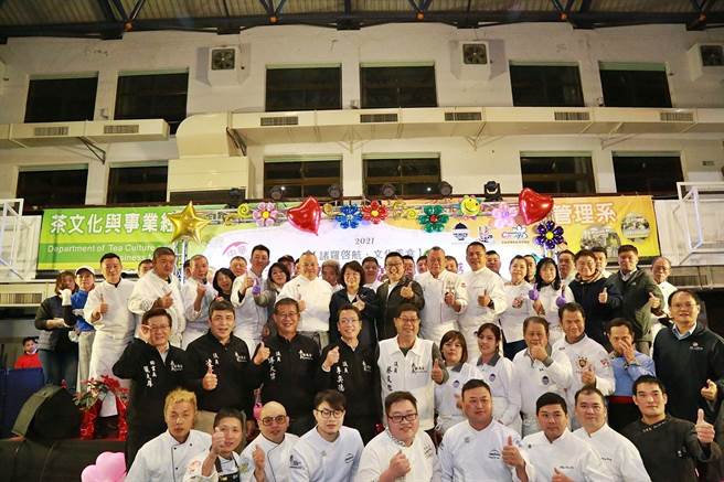 嘉義市商家、企業、個人等174個單位贊助，50位總舖師辦桌，宴請弱勢家庭送溫暖。（廖素慧攝）