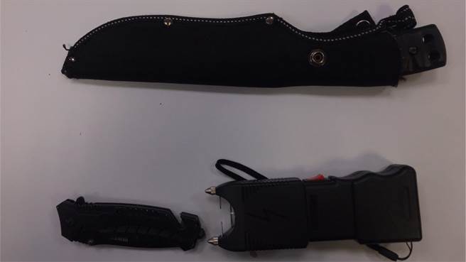 警方起出的电击棒（警方提供／戴上容新北传真）